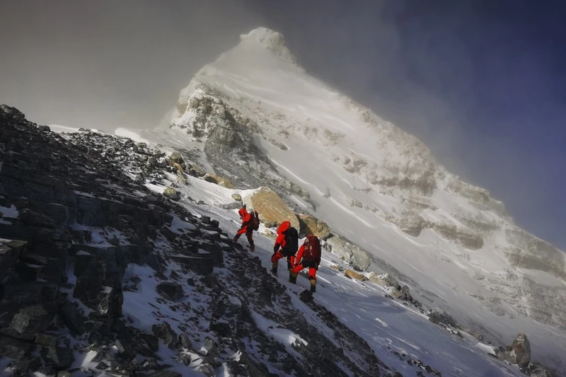 Nhóm các nhà khảo sát do Trung Quốc đứng đầu đang khám phá đỉnh Everest vào ngày 27-5 vừa qua. Ảnh: Tân Hoa Xã.