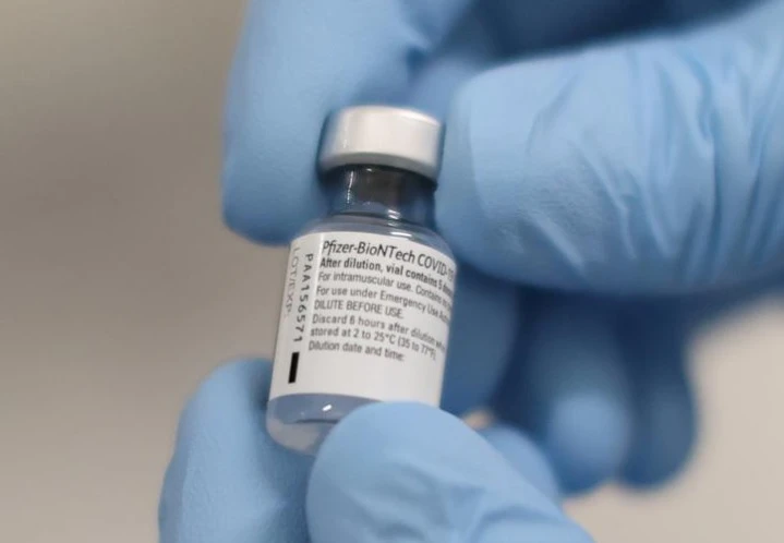 Một lọ vaccine Pfizer và BioNTech Covid-19 tại Bệnh viện Hoàng gia Victoria ở Belfast, Bắc Ireland vào ngày 8-12. Ảnh: Reuters.