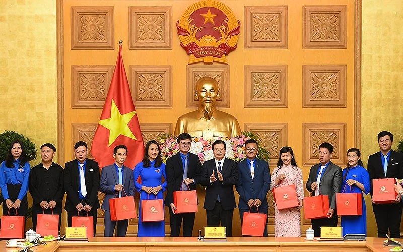 Phó Thủ tướng Trịnh Đình Dũng trao quà tặng đại diện Đoàn đại biểu thanh niên nhận Giải thưởng Lương Định Của năm 2020.