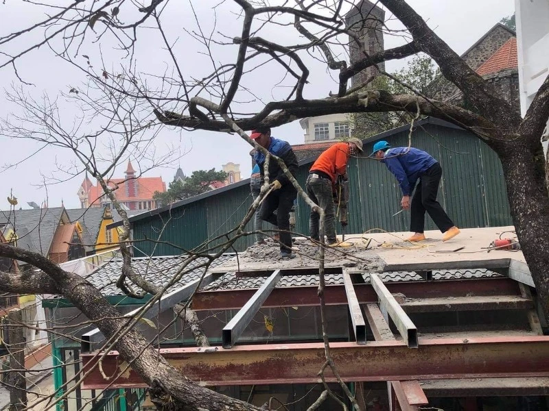 Tháo dỡ công trình xây dựng trái phép tại thị trấn Tam Đảo