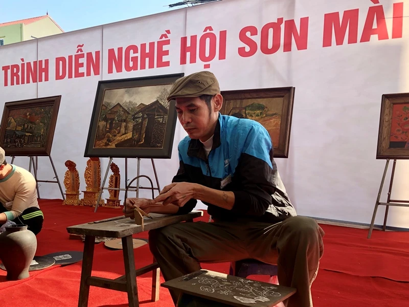 Nghệ nhân huyện Thường Tín trình diễn làm sản phẩm sơn mài.