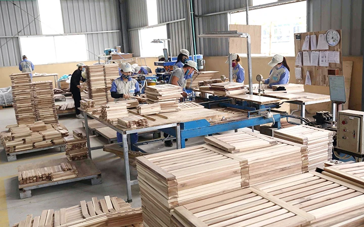 Sản xuất sản phẩm gỗ xuất khẩu tại Công ty cổ phần Woodsland Tuyên Quang. Ảnh: VÂN SINH