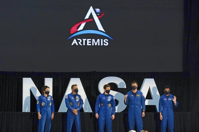 Năm trong số các phi hành gia được Phó Tổng thống Mỹ Mike Pence giới thiệu trong cuộc họp thứ tám của Hội đồng Không gian Quốc gia Mỹ tại Trung tâm Vũ trụ Kennedy ngày 9-12. Từ trái sang, Jessica Meir, Joe Acaba, Anne McClain, Matthew Dominick và Jessica Watkins. Ảnh AP.