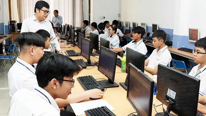 Học sinh hệ 9+ cao đẳng Trường Cao đẳng quốc tế TP Hồ Chí Minh trong giờ học thực hành.