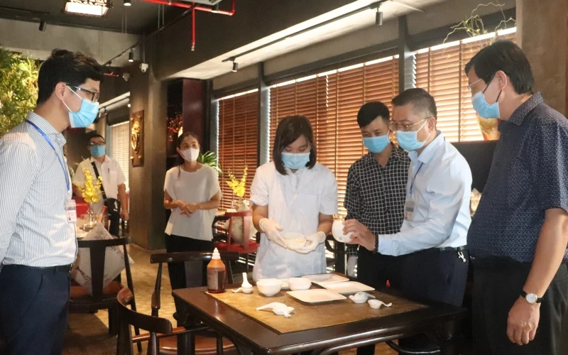 Lãnh đạo Sở Y tế Hà Nội kiểm tra công tác bảo đảm an toàn thực phẩm tại một nhà hàng ở quận Cầu Giấy (ẢNH: HẢI LÝ).