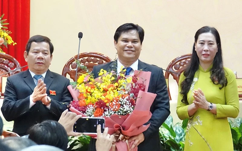 Lãnh đạo Tỉnh ủy và UBND tỉnh Quảng Ngãi tặng hoa, chúc mừng tân Phó Chủ tịch UBND tỉnh Trần Phước Hiền.