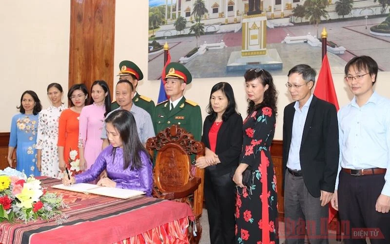 Công sứ Trịnh Thị Tâm ghi sổ lưu niệm tại Bảo tàng Cayson Phomvihan.