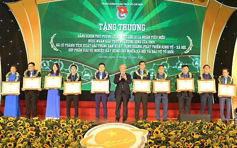 Đồng chí Uông Chu Lưu trao Bằng khen của Thủ tướng Chính phủ tặng mười "Lương Định Của trẻ tuổi" năm 2020 xuất sắc nhất.