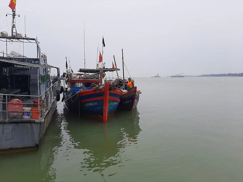 Các tàu vi phạm được đưa về cảng cá Cửa Hội.