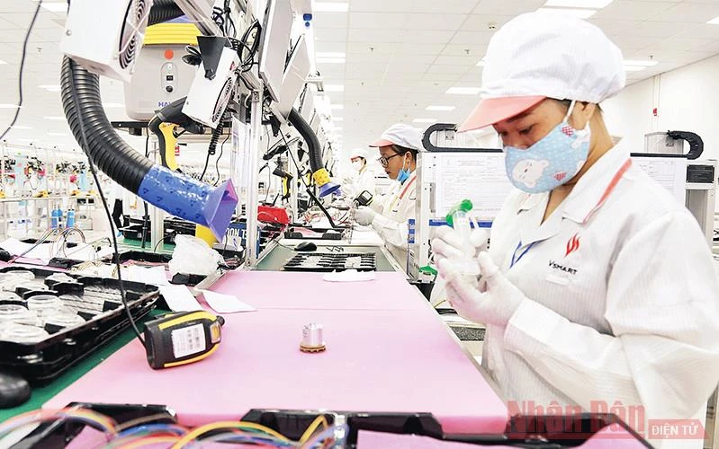 Vận hành dây chuyền sản xuất tại Nhà máy sản xuất thiết bị điện tử Vsmart (Khu công nghệ cao Hòa Lạc). Ảnh minh họa: Viết Chung