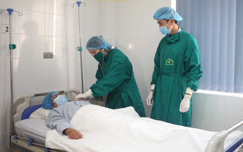 Các bác sĩ Bệnh viện đa khoa tỉnh Thanh Hóa chăm sóc bệnh nhân sau phẫu thuật.