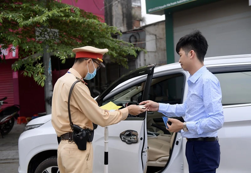 Cảnh sát giao thông Hà Nội kiểm tra, xử lý phương tiện giao thông vi phạm. (Ảnh: ĐĂNG ANH).