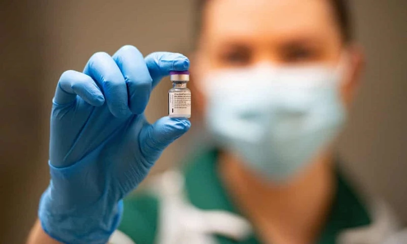 Một y tá cầm lọ vaccine Covis-19 của Pfizer và BioNTech. Ảnh: Reuters