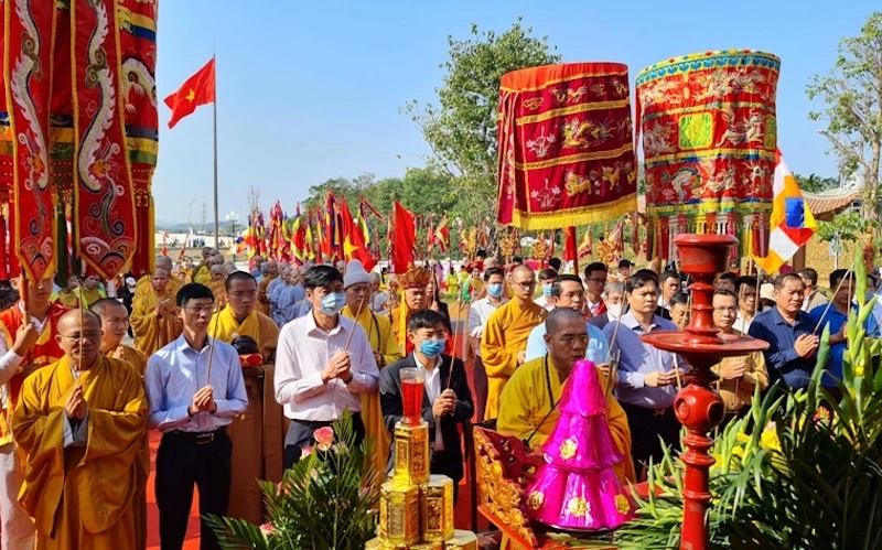 Các đại biểu dự lễ khánh thành chùa Quỳnh Lâm.