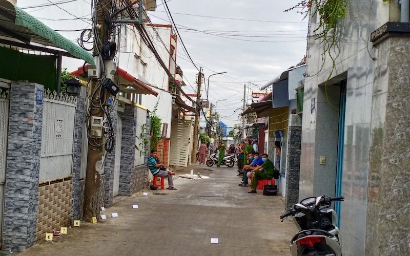 Lực lượng công an phong tỏa hiện trường để điều tra vụ bắn nhau.