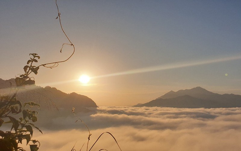 Biển mây khi mặt trời ló rạng trên đỉnh Núi Hoa. Ảnh: Hoàng Phú