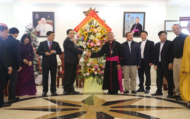 Chủ tịch Ủy ban T.Ư MTTQVN Trần Thanh Mẫn tặng quà chúc mừng Giáng sinh Tòa Giám mục Giáo phận Vinh.