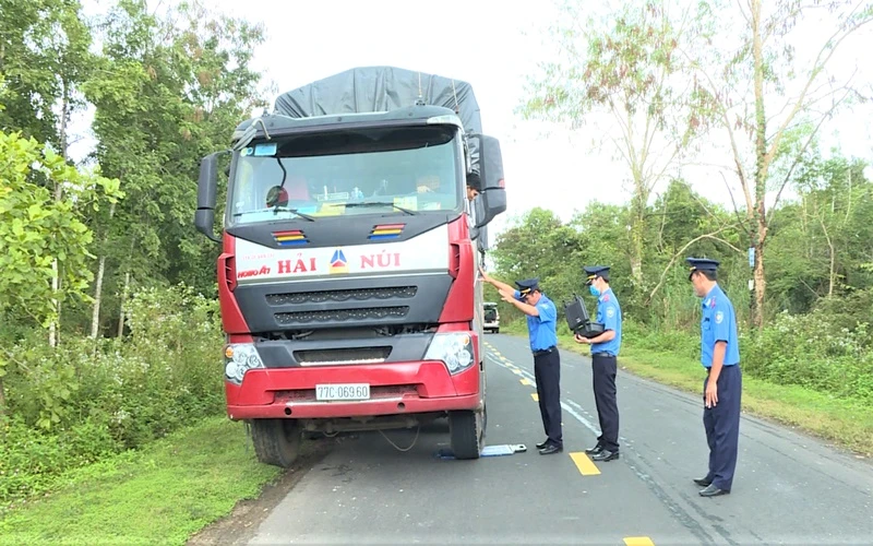 Thanh tra sở Giao thông - Vận tải tỉnh Đắk Lắk kiểm tra giấy tờ xe của tài xế Nguyễn Thành Danh.