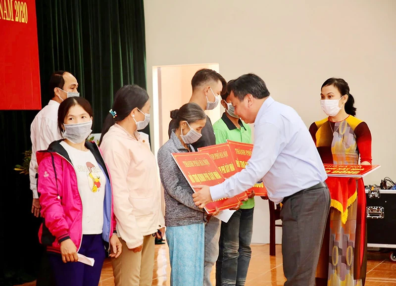 Lãnh đạo Thành uỷ Hà Nội tặng quà cho các hộ dân gặp khó khăn tại huyện Phú Ninh, tỉnh Quảng Nam 