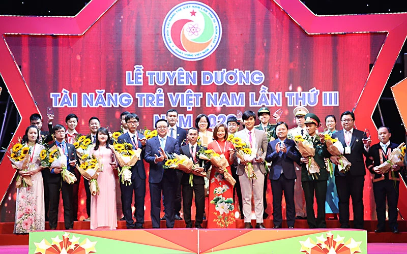 Đại diện lãnh đạo Đảng, Nhà nước, đoàn thể trao phần thưởng tặng 20 Tài năng trẻ Việt Nam đặc biệt xuất sắc năm 2020.