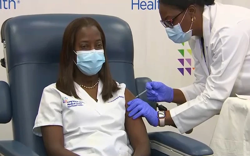 Bang New York tiêm mũi vaccine ngừa Covid-19 đầu tiên cho nhân viên y tế. (Ảnh: Fox News)