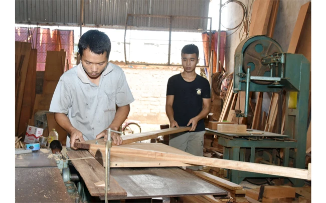 Hộ nông dân xã Thanh Nguyên, huyện Thanh Liêm (Hà Nam) sản xuất đồ gỗ. Ảnh: NGUYỄN TUÂN