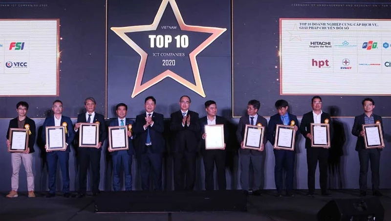 Đồng chí Nguyễn Thiện Nhân, Ủy viên Bộ Chính trị trao chứng nhận cho Top 10 doanh nghiệp CNTT Việt Nam 2020.