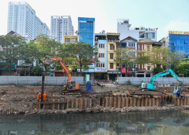 Công trình do Ban Quản lý dự án đầu tư xây dựng công trình cấp nước, thoát nước và môi trường thành phố Hà Nội làm chủ đầu tư, đơn vị thi công là nhà thầu TEKKEN (Nhật Bản).
