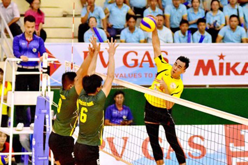 Thanh Thuận (áo vàng) chủ công đội tuyển quốc gia Việt Nam đang thi đấu ấn tượng trong màu áo Sanest Khánh Hòa.