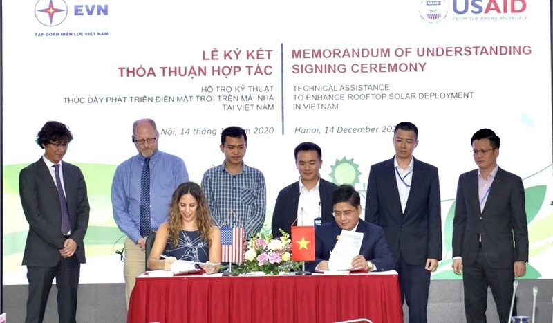 Bà Ann Marie Yastishock, Giám đốc USAID Việt Nam và ông Võ Quang Lâm, Phó tổng Giám đốc EVN ký biên bản ghi nhớ.