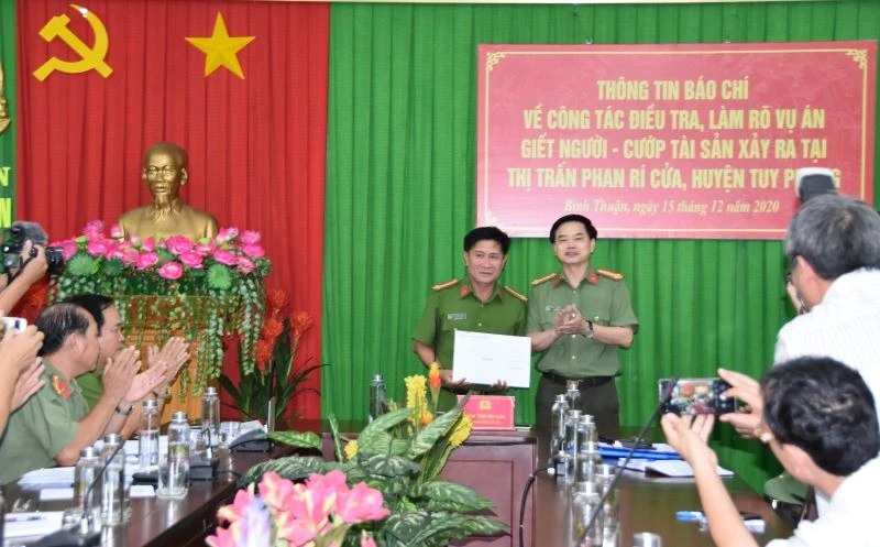 Đại tá Trần Văn Toản, Giám đốc Công an tỉnh Bình Thuận khen thưởng nóng cho Ban chuyên án về thành tích nhanh chóng điều tra phá án