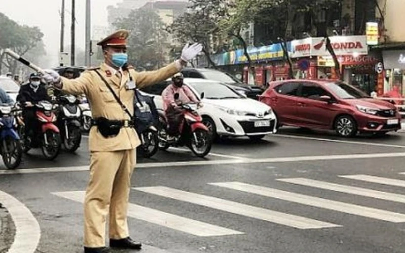 Cảnh sát giao thông điều hành giao thông trong giờ cao điểm tại Hà Nội.