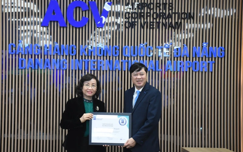 Giám đốc Sở Y tế TP Đà Nẵng Ngô Thị Kim Yến trao chứng chỉ của ACI cho Cảng HKQT Đà Nẵng.