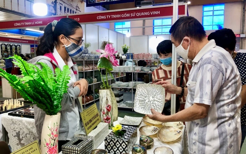 Hà Nội tổ chức hội chợ, triển lãm hàng thủ công mỹ nghệ để tìm kiếm đầu ra cho sản xuất làng nghề, trong bối cảnh xuất khẩu đang gặp khó khăn do thiếu đơn hàng.