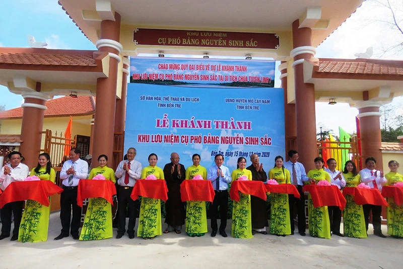 Lãnh đạo địa phương cắt băng khánh thành khu lưu niệm cụ Phó bảng Nguyễn Sinh Sắc.