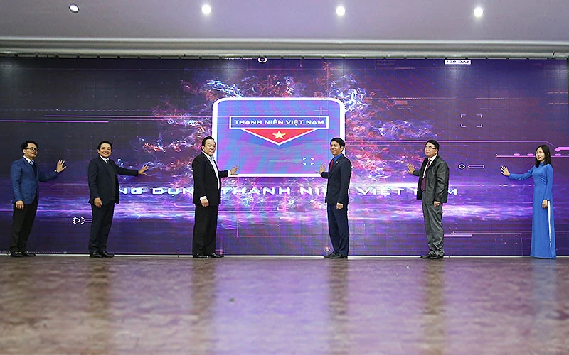 Đại diện lãnh đạo các ban, ngành, đoàn thể và thanh niên cùng ấn nút ra mắt ứng dụng "Thanh niên Việt Nam".