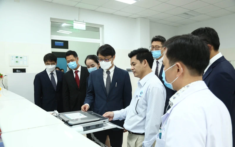 Kiểm tra các thiết bị y tế được trao tặng tại Bệnh viện Sản Nhi tỉnh Quảng Ngãi.