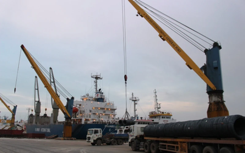 Bốc dỡ hàng hóa tại Cảng tổng hợp quốc tế Nghi Sơn.