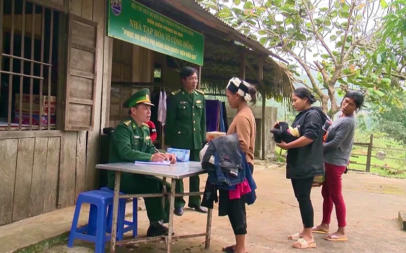 Người dân nhận quần áo miễn phí tại cửa hàng tạp hóa vì cộng đồng xã Trọng Hóa, huyện Minh Hóa (Quảng Bình).