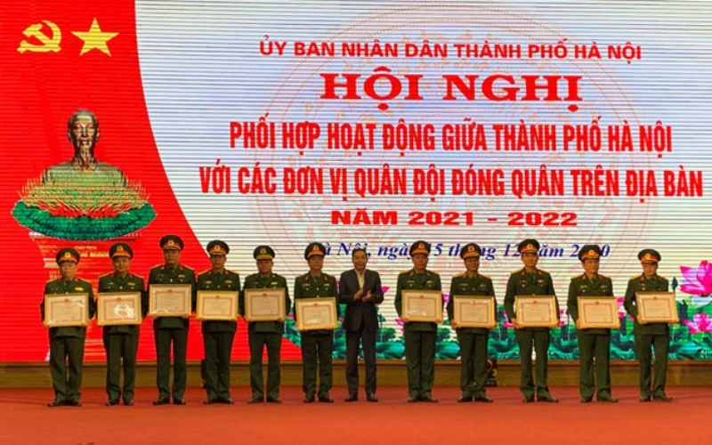 Lãnh đạo thành phố Hà Nội trao thưởng cho các đơn vị. 
