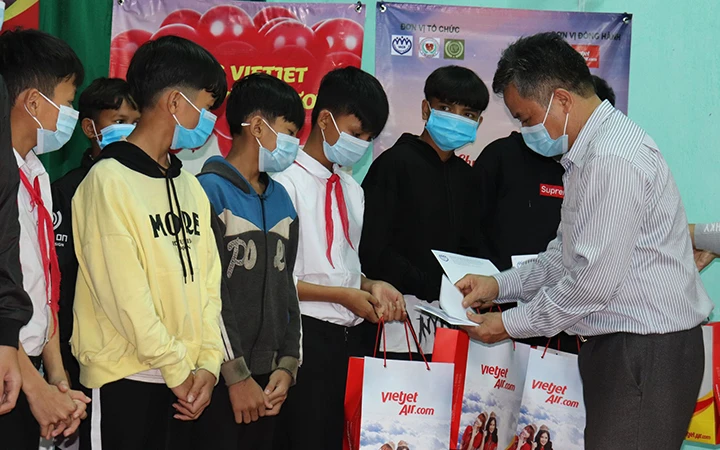 Đại diện Hội Bảo vệ quyền trẻ em Việt Nam tặng quà cho các bạn nhỏ (Ảnh: VACR).
