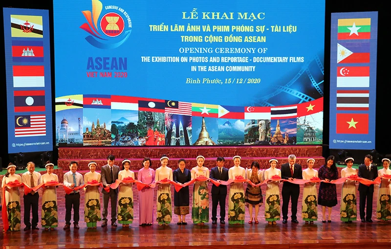 Các đại biểu cắt băng nghi thức khai mạc triển lãm ảnh và phim phóng sự - tài liệu về cộng đồng ASEAN. 
