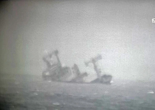 Tàu hàng XIN HONG bị nghiêng và đang chìm dần ở vùng biển Phú Quý.
