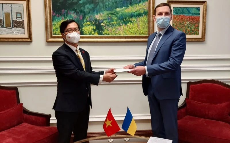 Đại sứ Nguyễn Hồng Thạch trình bản sao Ủy nhiệm thư cho Thứ trưởng Ngoại giao Ukraine Yevheniy Yenin.
