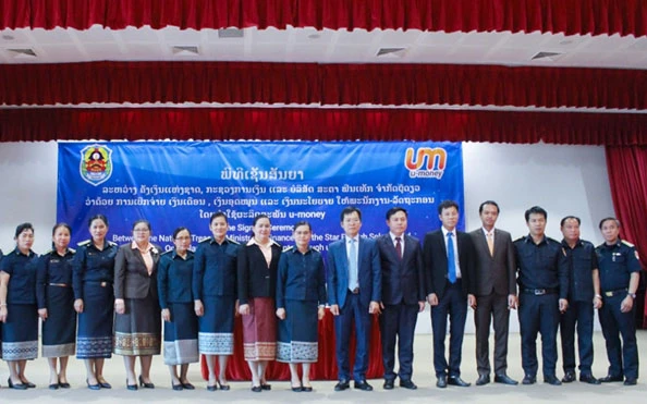 Đại diện Star Telecom cùng cán bộ, nhân viên Ngân hàng CHDCND Lào và Kho bạc Nhà nước Lào tại Lễ ký kết.
