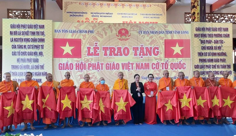 Lễ trao cờ Tổ quốc cho đại diện các cơ sở thờ tự Nam tông Khmer các tỉnh, thành phố khu vực Nam Bộ.