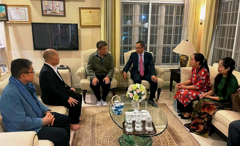 Đại sứ Phan Chí Thành gặp Tỉnh trưởng Sakon Nakhom Monsit Paysanthanawat.