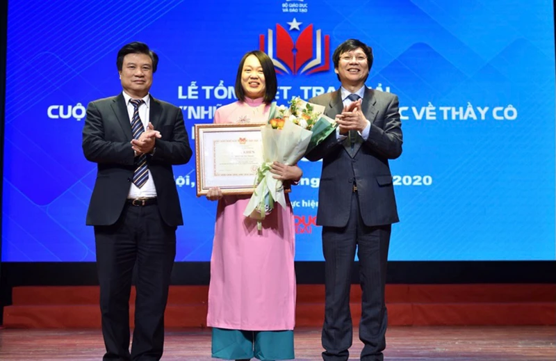 Thứ trưởng GD-ĐT Nguyễn Hữu Độ và Phó Chủ tịch thường trực Hội Nhà báo Việt Nam Hồ Quang Lợi trao giải cho tác giả có tác phẩm đoạt giải nhất. 
