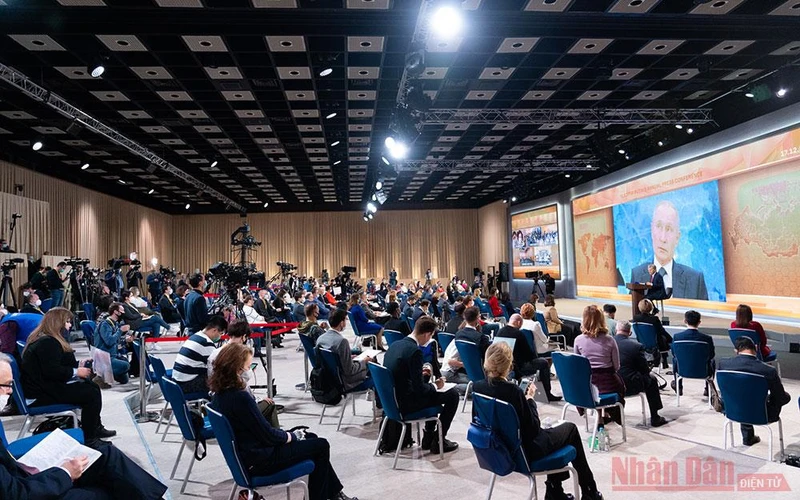 Hơn 200 nhà báo Nga và quốc tế dự họp báo tại Trung tâm thương mại quốc tế ở thủ đô Moscow. 