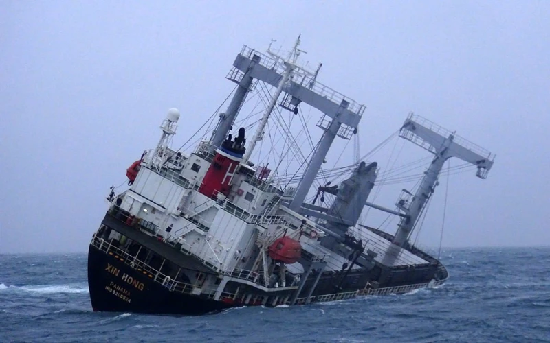 Tàu XIN HONG bị nghiêng và chìm dần tại khu vực biển cách đảo Phú Quý 1,5 hải lý.